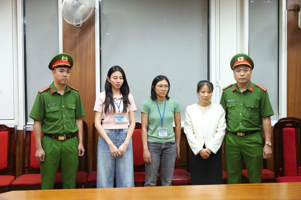 Khám xét nơi ở của Hoa hậu Nguyễn Thúc Thùy Tiên tại quận 4, lực lượng chức năng thu về nhiều tài liệu