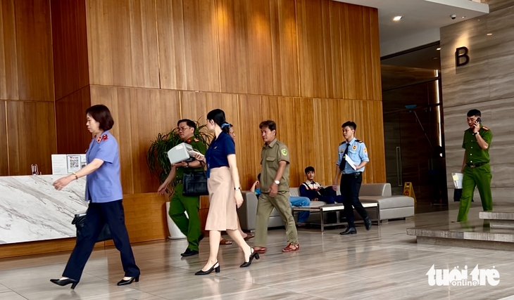 Sau khi lên căn hộ của hoa hậu Thùy Tiên, cơ quan chức năng ra về lúc 10h40 mang theo nhiều tài liệu thu thập được - Ảnh: T.T.D.

